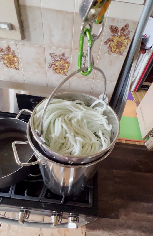 Lowering rope into a dye bath using a gantry crane